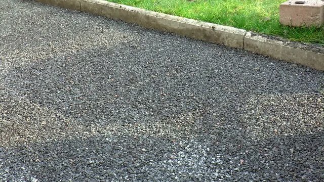 Bauarbeiter verlegt Pflastersteine
(Construction worker laying pavement rocks)