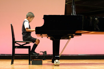 ピアノを弾く小学生(1年生)