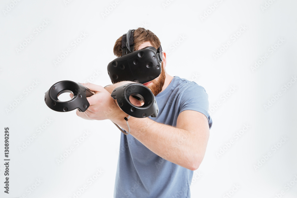 Poster Playful young man wearing virtual reality device