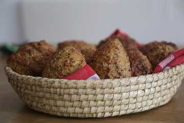 selbstgemachte brötchen im korb