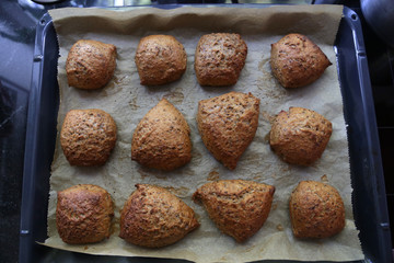 selbstgemachte brötchen auf dem backblech