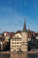 Obraz premium Svizzera, 08/12/2016: le luci di Natale e lo skyline della città medievale di Lucerna, famosa per i suoi ponti di legno coperti 