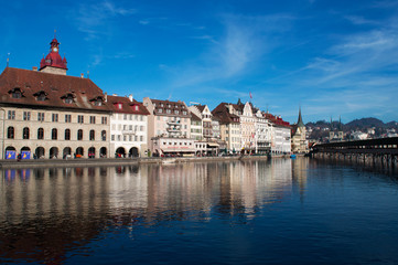 Obraz na płótnie Canvas Svizzera, 08/12/2016: il fiume Reuss e lo skyline della città medievale di Lucerna, famosa per i suoi ponti di legno coperti 