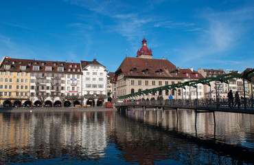 Svizzera, 08/12/2016: il fiume Reuss e lo skyline della città medievale di Lucerna, famosa per i suoi ponti di legno coperti 