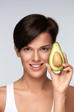 Healthy Foods. Beautiful Smiling Woman With Green Avocado