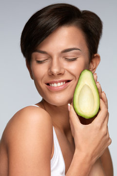 Healthy Foods. Beautiful Smiling Woman With Green Avocado