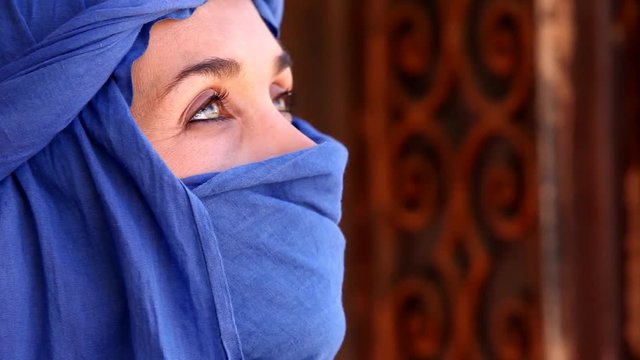 plan serr&eacute; d'une belle femme qui met un chech bleu