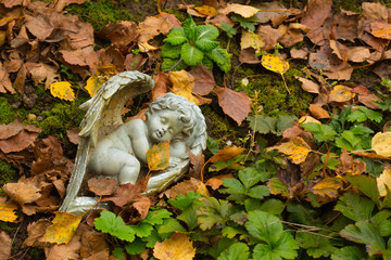 Trauer Engel im Laub auf Friedhof horizontal