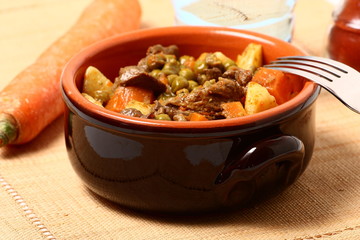 Spezzatino di carne con patate carote e piselli