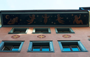 Svizzera, 2016/08/12: vista dei palazzi con dettagli delle case nelle strade e nei vicoli della città medievale di Lucerna