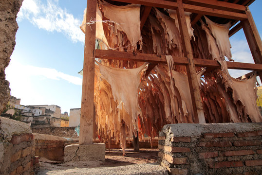 secado de pieles al sol en los tejados de la ciudad de Fez , Marruecos