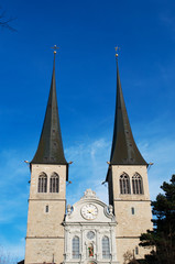 Fototapeta na wymiar Svizzera, 08/12/2016: la Chiesa di San Leodegar, la chiesa più importante di Lucerna costruita sulle fondamenta della basilica romana bruciata nel 1633