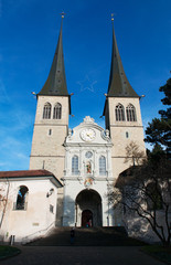 Svizzera, 08/12/2016: la Chiesa di San Leodegar, la chiesa più importante di Lucerna costruita sulle fondamenta della basilica romana bruciata nel 1633