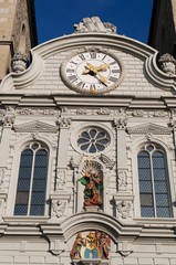 Fototapeta na wymiar Svizzera, 08/12/2016: dettagli della facciata della la Chiesa di San Leodegar, la chiesa più importante di Lucerna costruita sulle fondamenta della basilica romana bruciata nel 1633