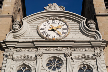 Svizzera, 08/12/2016: dettagli della facciata della la Chiesa di San Leodegar, la chiesa più importante di Lucerna costruita sulle fondamenta della basilica romana bruciata nel 1633