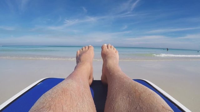 Mann sonnt sich am Karibikstrand auf Kuba Varadero