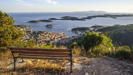Ansicht von Stadt Hvar mit Hafen und Hölleninsel