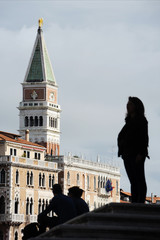 Touristen betrachten den Campanile von San Marco in Venedig