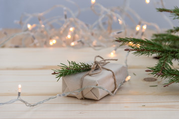 Композиция из еловой ветки и подарком к Рождеству и Новому году. Концепция международные празднования.