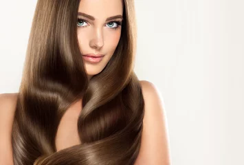 Papier Peint photo Lavable Salon de coiffure Fille brune aux cheveux ondulés longs et brillants. Beau modèle avec une coiffure frisée.