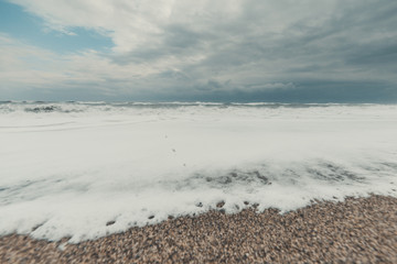 Mare tempestoso con nuvole grigie nel cielo.