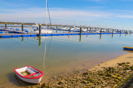 Barca en un embarcadero