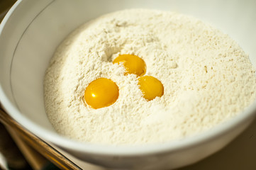 impastare a mano farina uova e zucchero per preparare l'impasto per i dolci