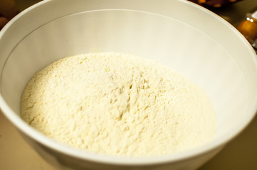 impastare a mano farina uova e zucchero per preparare l'impasto per i dolci
