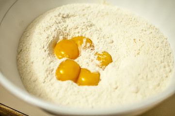 impastare a mano farina uova e zucchero per preparare l'impasto per i dolci