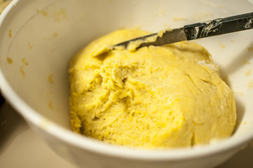 impasto di uova zucchero e farina per preparare i biscotti di natale