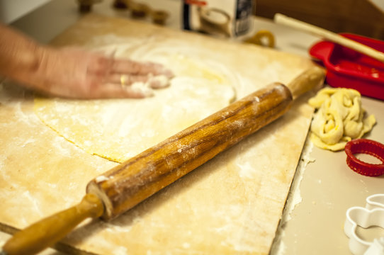 impastare a mano i biscotti di natale con farina zucchero uova e mattarello