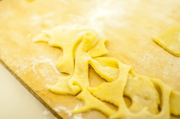 preparare i biscotti di natale con farina uova zucchero e marmellata