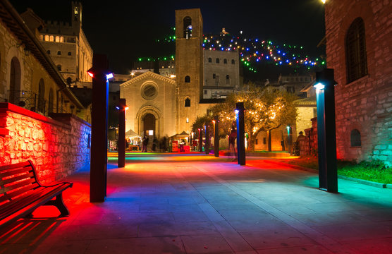 Atmosfera magica di natale nella colorata piazza di San Giovanni a Gubbio 