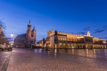 Naklejka premium St Mary's church and Cloth Hall on Main Market Square in Krakow, illuminated in the night