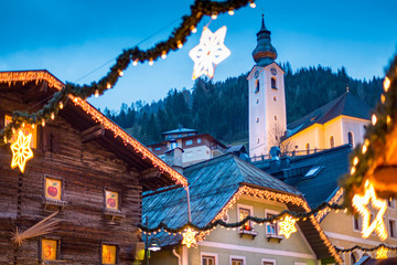 Naklejka premium Jarmark bożonarodzeniowy w górskiej wiosce Grossarl, Salzburg, Austria