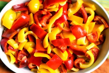 vassoio di misto di peperoni gialli e rossi tagliati a fette 