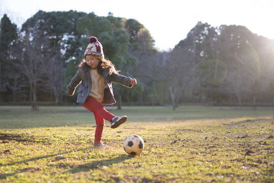 サッカーボールを蹴る女の子