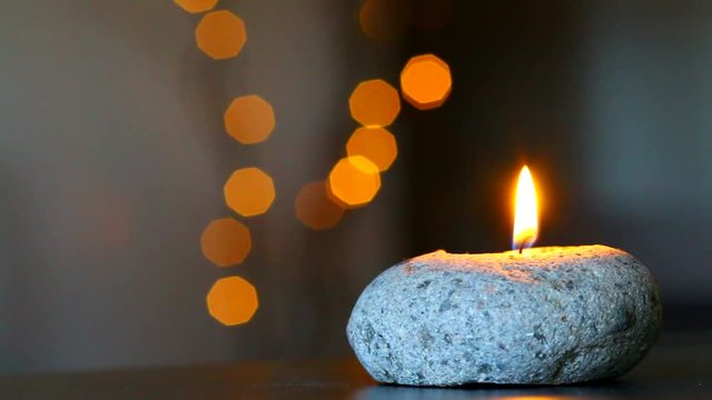 Animation autour d'une bougie de Noel