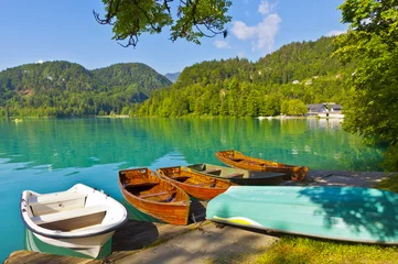 Foto op Plexiglas Landscape with boats at the pier of Bled Lake, Bled, Slovenia. Assumption of Mary Church (Cerkev Marijinega vnebovzetja) on the Bled island on the background © katatonia