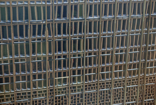 Rasterartige Fassade eines modernistischen Beton-Glasgebaeudes
