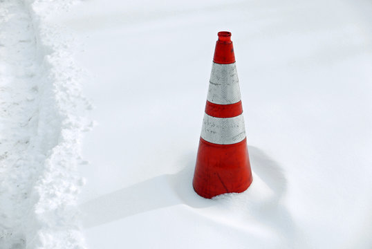 Verkehrskegel im Schnee
