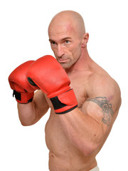 Beau jeune homme musclé portant des gants de boxe