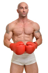 Beau jeune homme musclé portant des gants de boxe