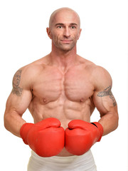 Beau jeune homme musclé portant des gants de boxe