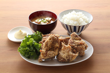 鶏の唐揚げ定食
