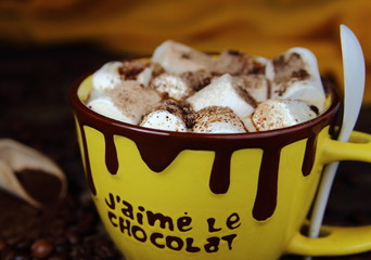 горячий шоколад в желтой кружке