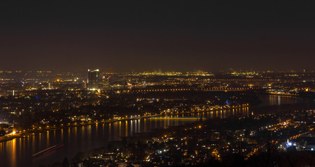 Fototapeta na wymiar Nachtaufnahme aus der Höhe zum Rhein herunter 