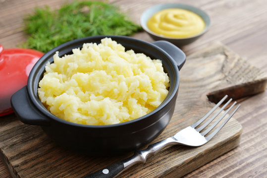 Mashed potatoes in bowl