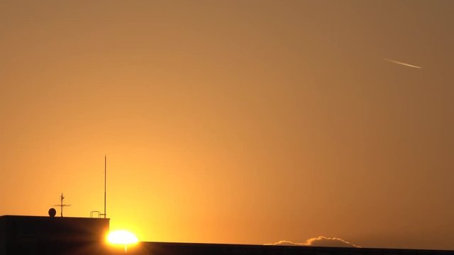 4K・日没の太陽と飛行機雲_3-943