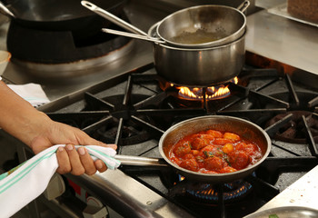 Gnocchi in tomato sauce, preparation process in te pan